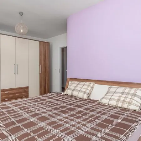 Rona Lara Apartment *